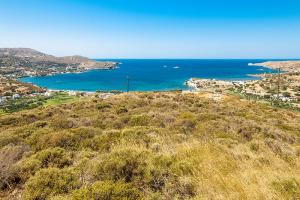 Plot with breathtaking view over the Gourna bay!